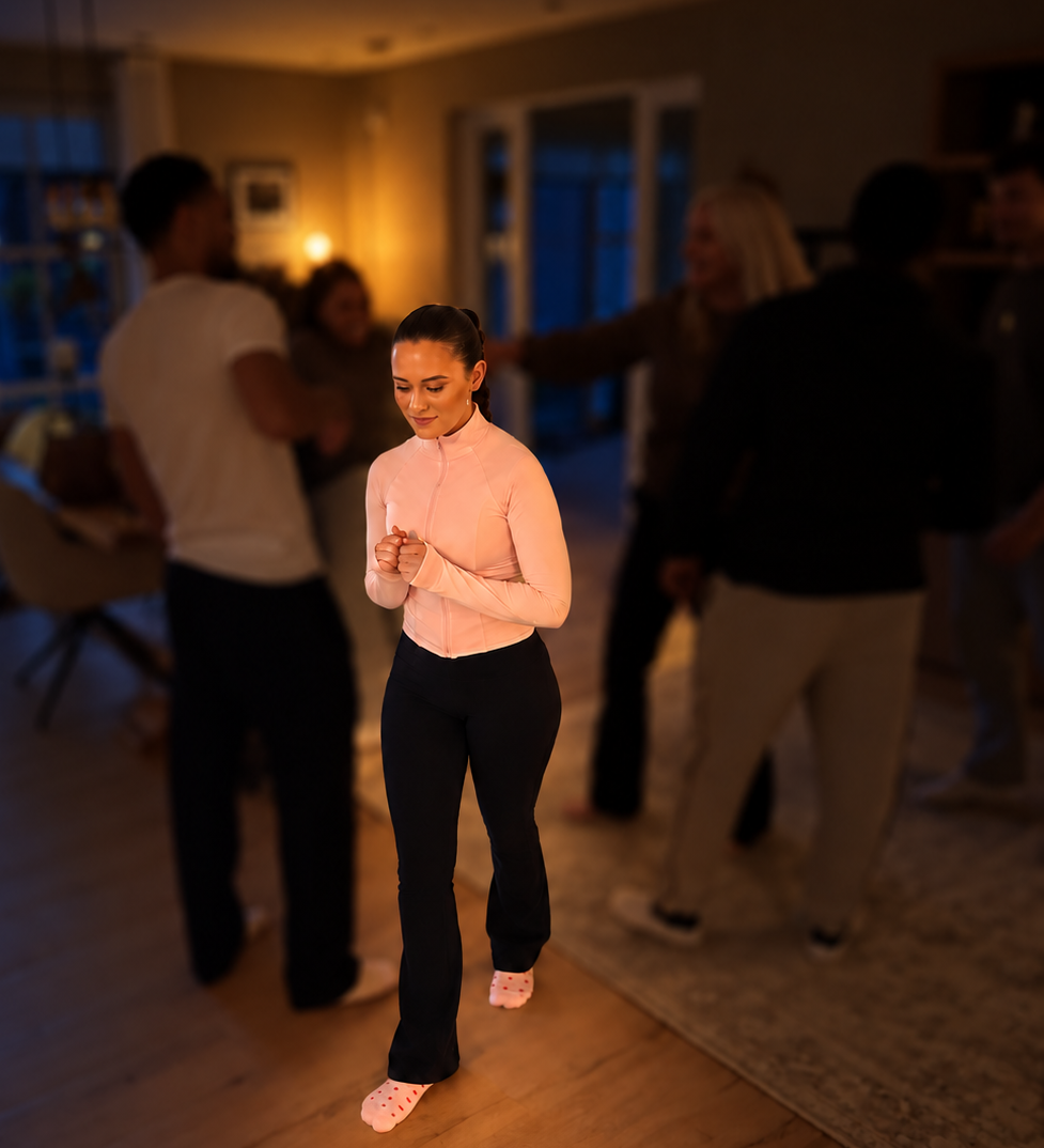 Vrouw in warm licht tijdens een samenkomst